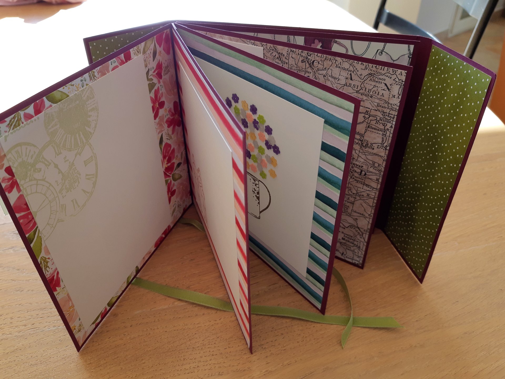 Album scrapbooking ouvert